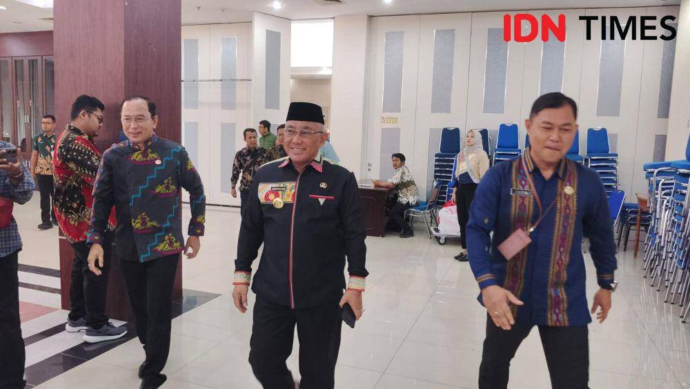 Wali Kota Depok, Mohammad Idris saat memasuki salah satu ruangan di Balai Kota Depok. (IDNTimes/Dicky)