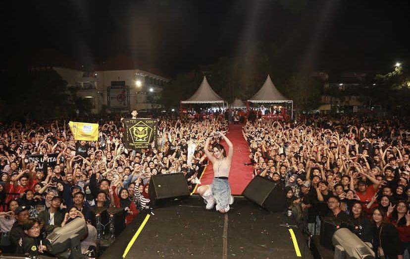 potret Happy Asmara konser di Untag Surabaya (Instagram.com/happy_asmara77)