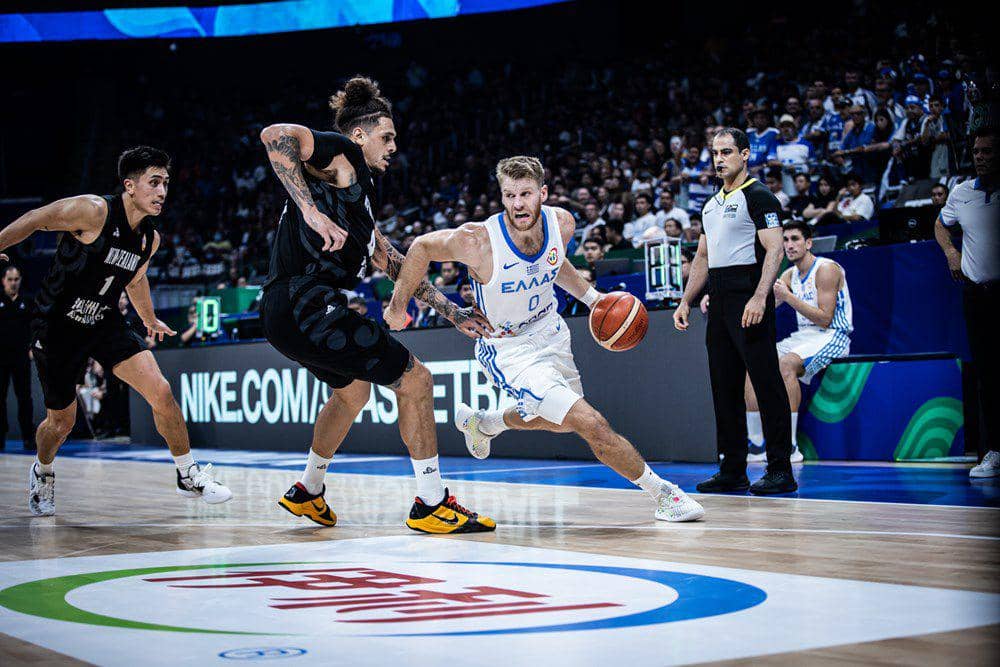 Thomas Walkup(kanan), salah satu pemain naturalisasi yang bermain di FIBA World Cup 2023. (fiba.basketball)