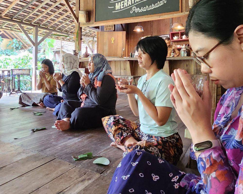 MyndfulAct bersama anggota komunitasnya menikmati sesi meditasi kopi di Rumah Kopi Ranin, Bogor. (dok.MyndfulAct)