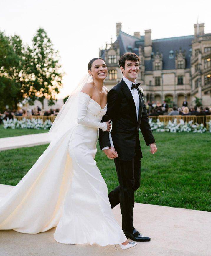 potret pernikahan teman dekat Selena Gomez (instagram.com/aaroncarpenter)