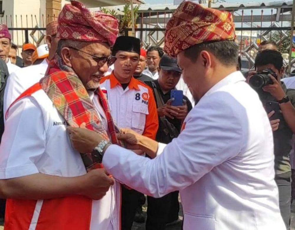 Ketua DPW PKS Lampung, Ahmad Mufti Salim menyambut kedatangan Presiden PKS, Ahmad Syaikhu. (Instagram/mas.mufti).