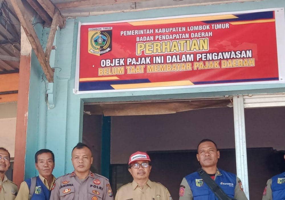 Salah satu restoran di Sembalun, yang dipasangkan spanduk peringatan tidak taat membayar pajak (dok. Aming Dispenda Lotim)