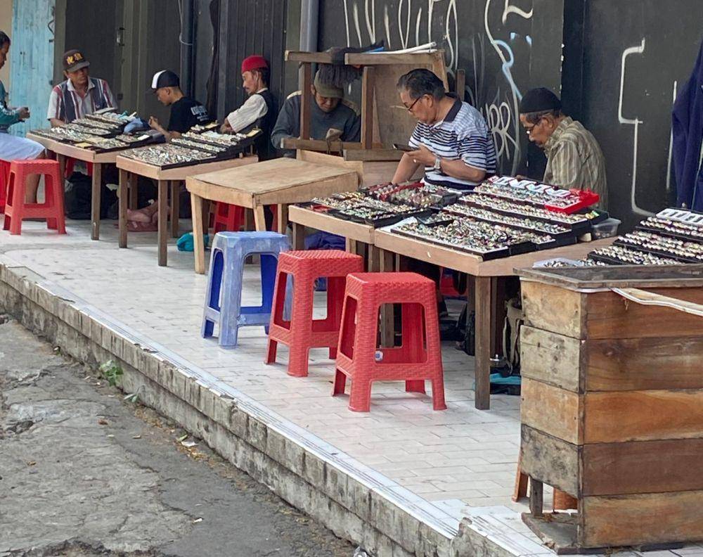 Para pedagang batu akik di Jalan Mojopahit, Kota Malang. (IDN Times/istimewa)