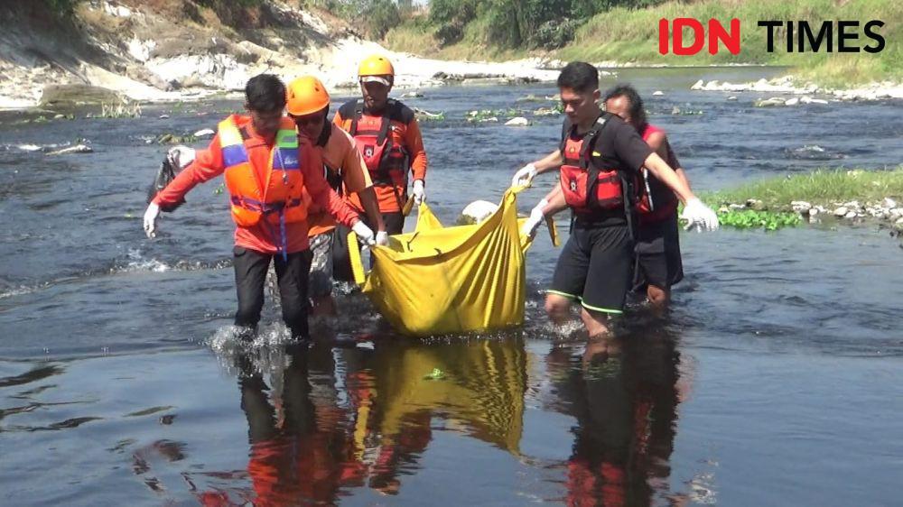 Mayat Pria Berkaos Lorek Ditemukan Mengambang di Bengawan Solo