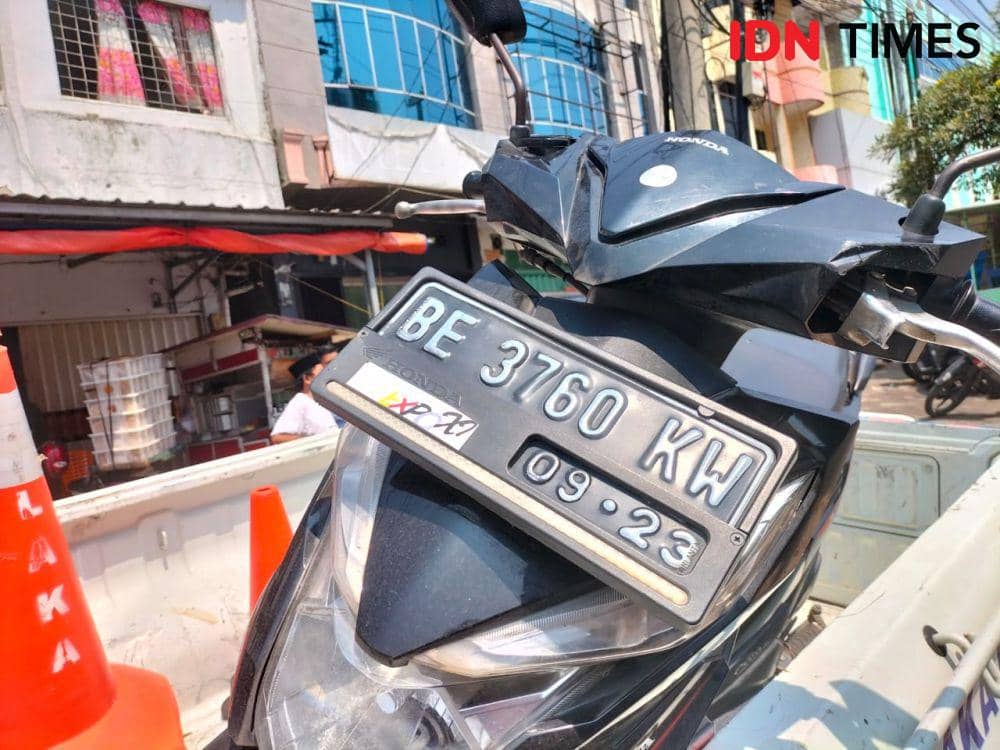 Penampakan lokasi kejadian mahasiswa perguruan swasta di Bandar Lampung tewas jadi korban tabrak lari. (IDN Times/Tama Yudha Wiguna).