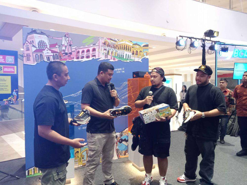 Walikota Medan Bobby Nasution launching sepatu Heritage yang berkolaborasi dengan brand lokal Kanky (IDN Times/Taufik Syahputra)