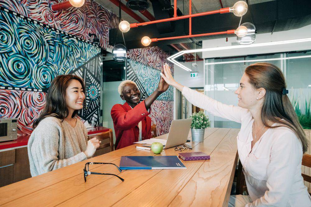 ilustrasi teman-teman kantor (pexels.com/Alexander Suhorucov)