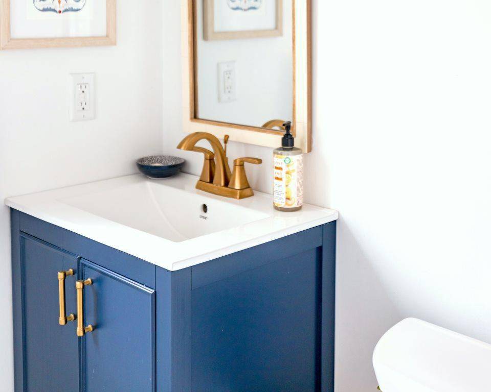 ilustrasi desain interior kamar mandi warna biru navy (pexels.com/Andrea Davis)