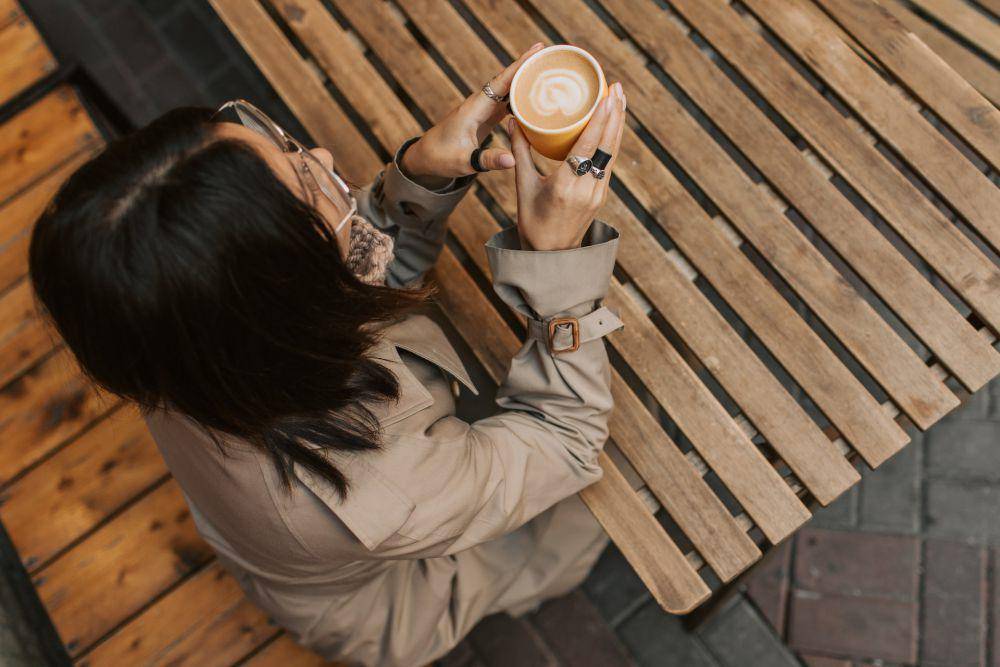 ilustrasi seorang wanita dan secangkir kopi (pexels.com/Vlada Karpovich)