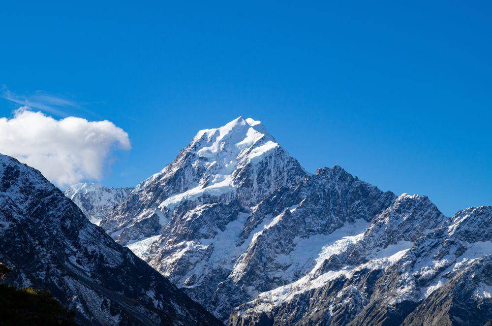 ilustrasi Everest (unsplash.com/@wenhong)