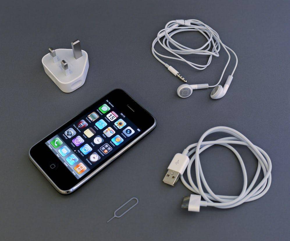 ilustrasi charger (unsplash.com/Brett Jordan)