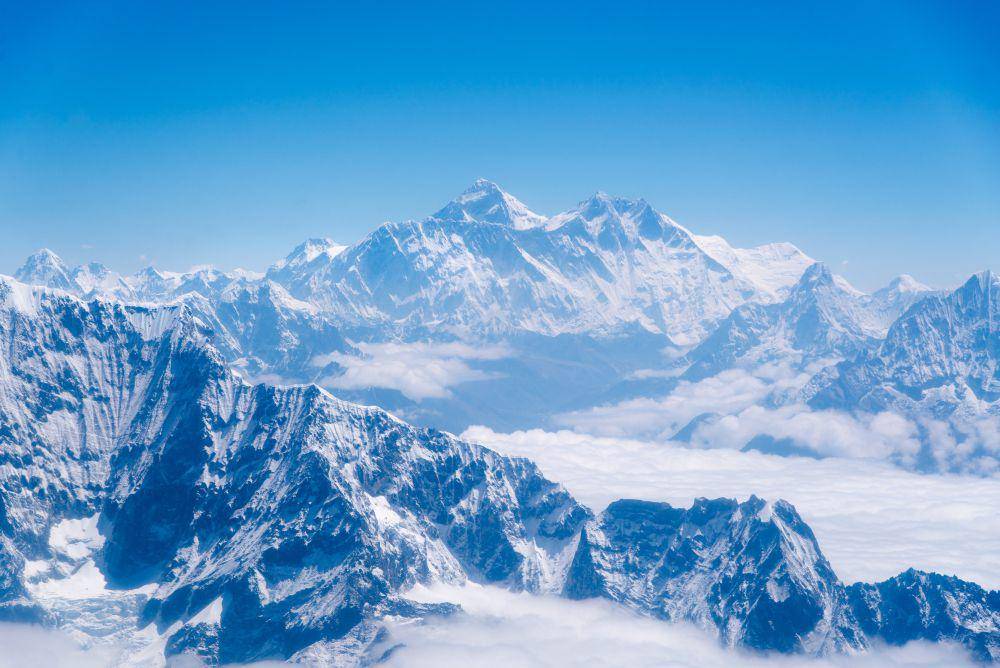 ilustrasi Everest (unsplash.com/@medini108)