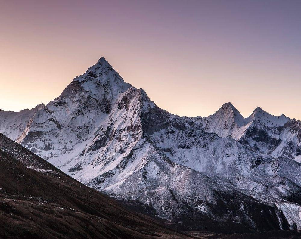 ilustrasi Everest (unsplash.com/@eugene_ga)