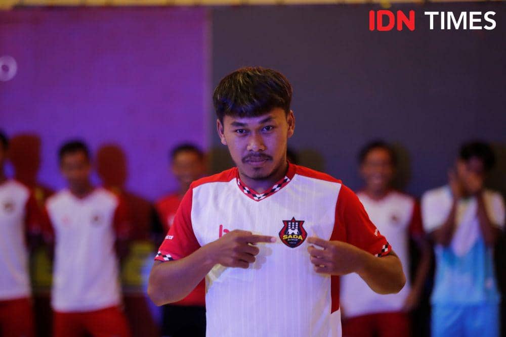 Striker Sada Sumut Faisal Ramadoni saat launching skuat dan jersey di Centre Point Mal, Jumat (1/9/2023) (IDN Times/Doni Hermawan)