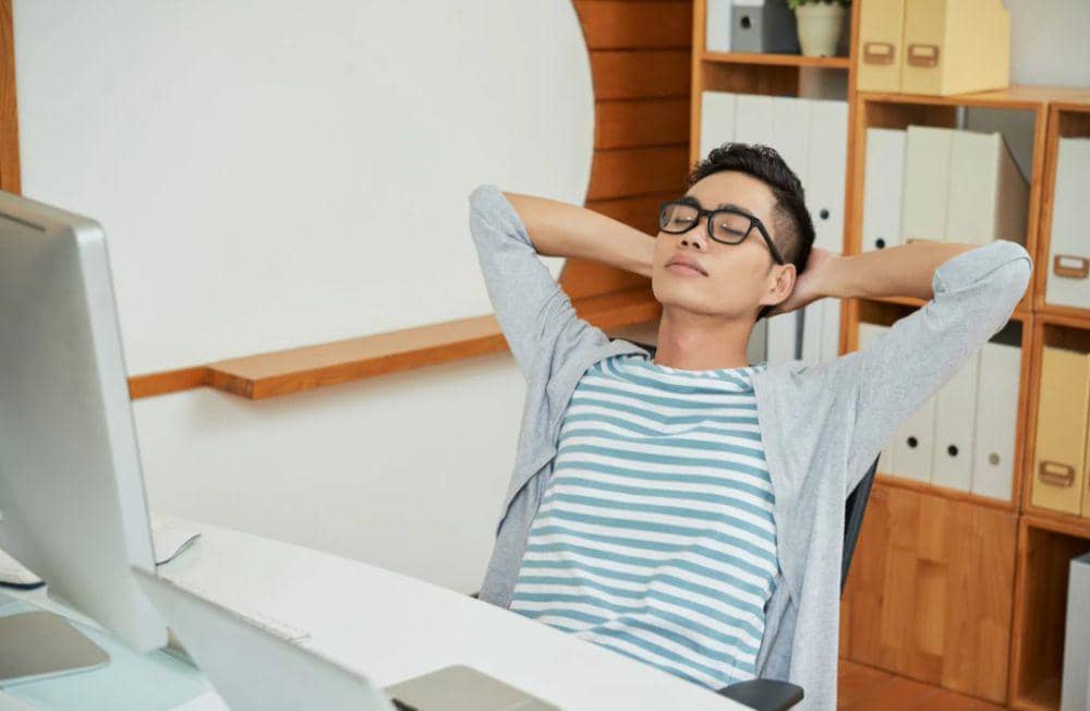 ilustrasi rehat di tengah pekerjaan (freepik.com/pressfoto)