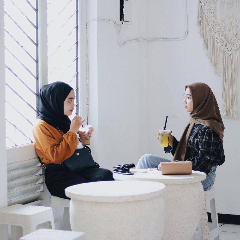 Pengunjung menikmati minuman. (Instagram.com/etanli.coffee)