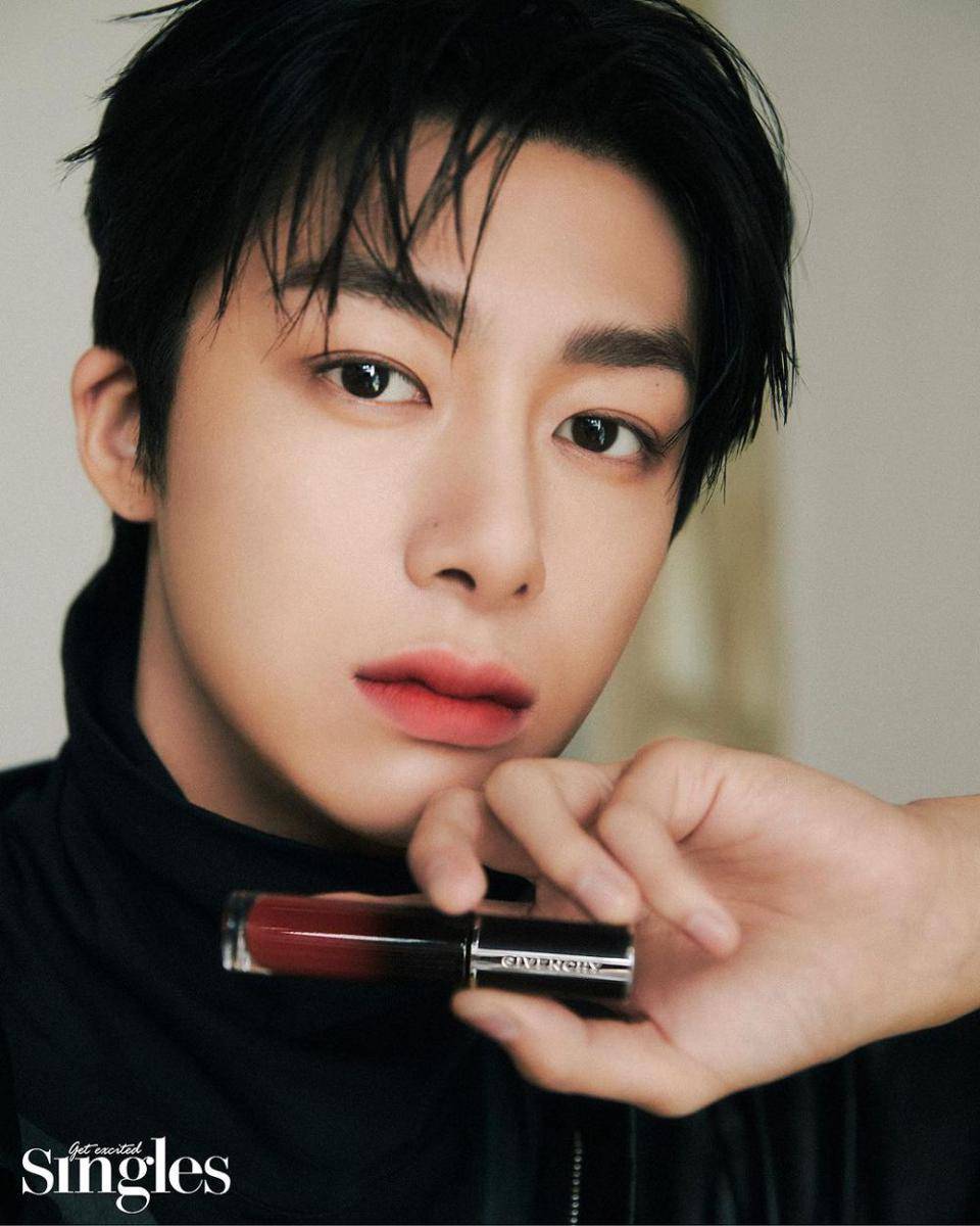 Hyungwon MONSTA X untuk Givenchy Beauty (instagram.com/singlesmagazine)