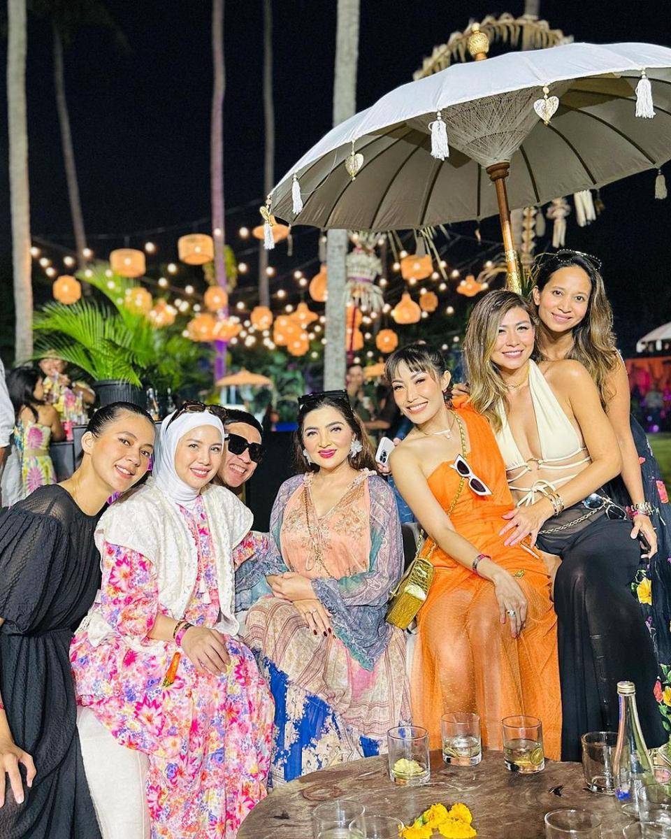 Gaya seleb di Lunachella, pesta ulang tahun Luna Maya. (Instagram.com/mrsayudewi)