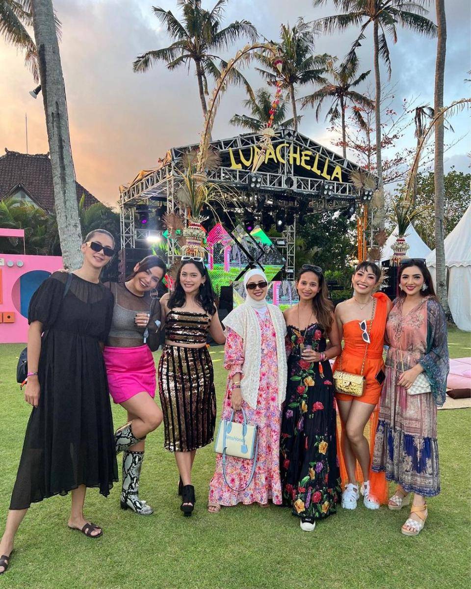 Gaya seleb di Lunachella, pesta ulang tahun Luna Maya. (Instagram.com/ashanty_ash)