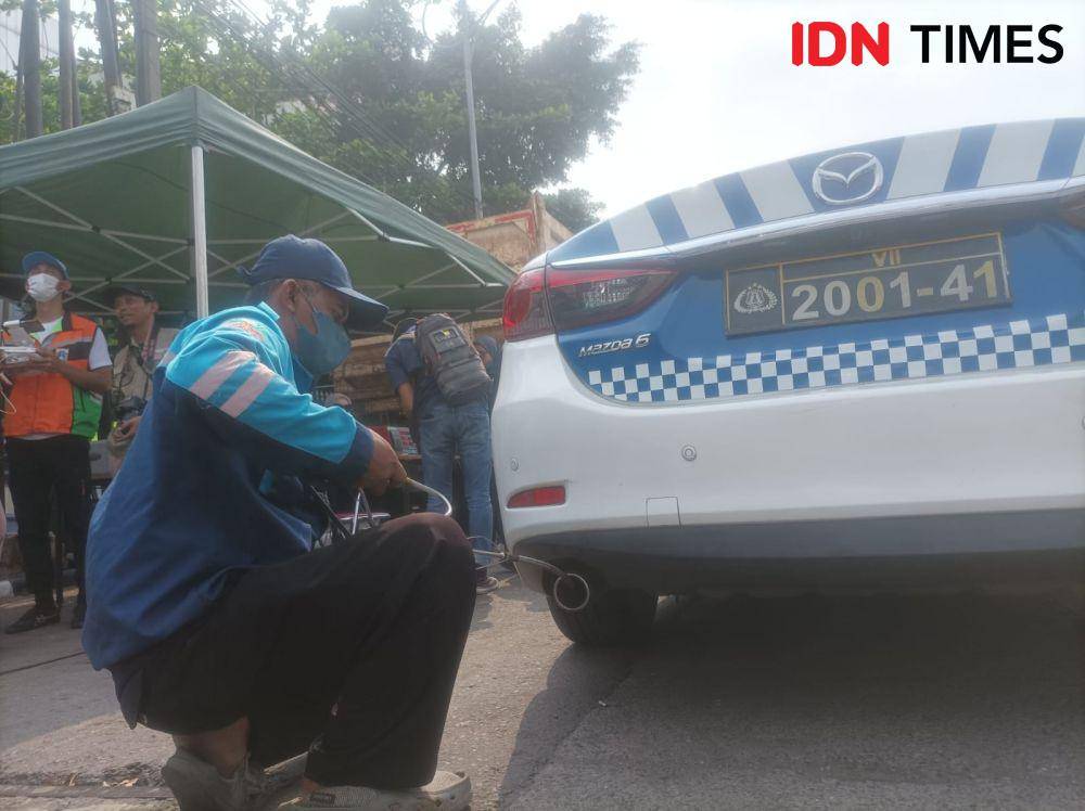Razia tilang uji emisi di Jalan Letjen M.T. Haryono, Tebet, Jumat (1/8/2023). (IDN Times/Dini Suciatiningrum)