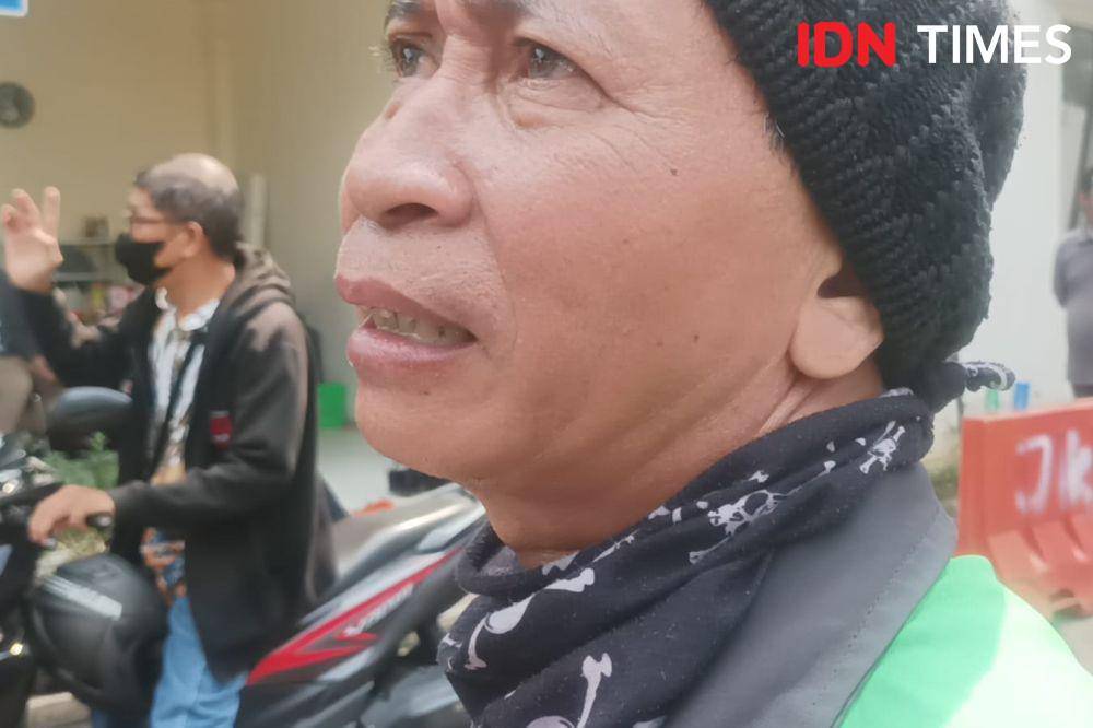 Pengemudi Ojol, Suwarna menangis karena tidak lulus emisi dan tilang di Dirlantas Polda Metro Jaya, Jumat (1/9/2023). (IDN Times/Dini Suciatiningrum)