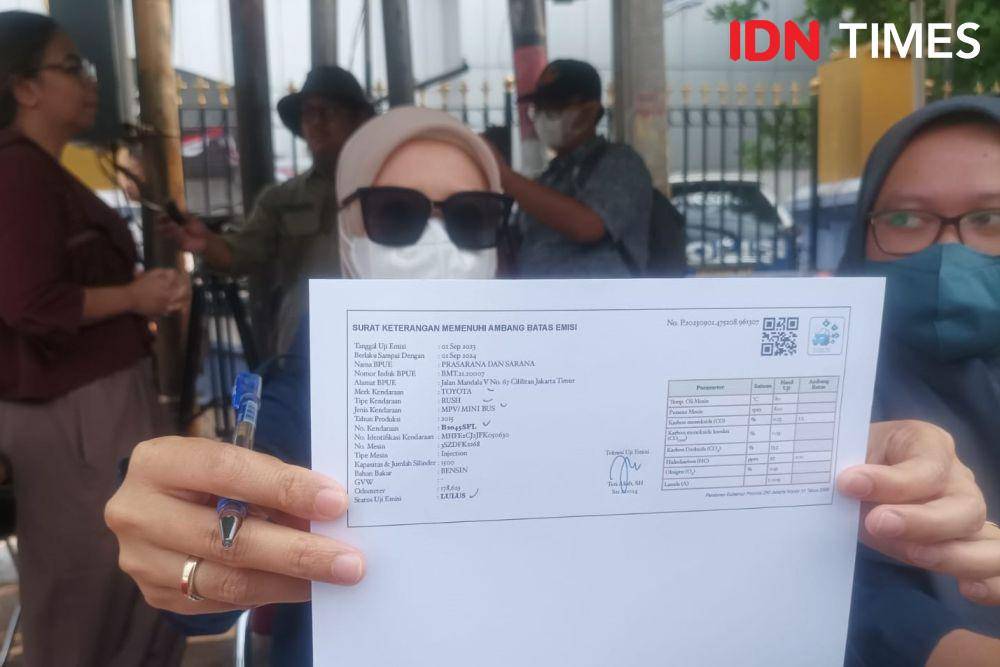 Razia uji emisi di Dirlantas Polda Metro Jaya, Jumat (1/9/2023). (IDN Times/Dini Suciatiningrum)