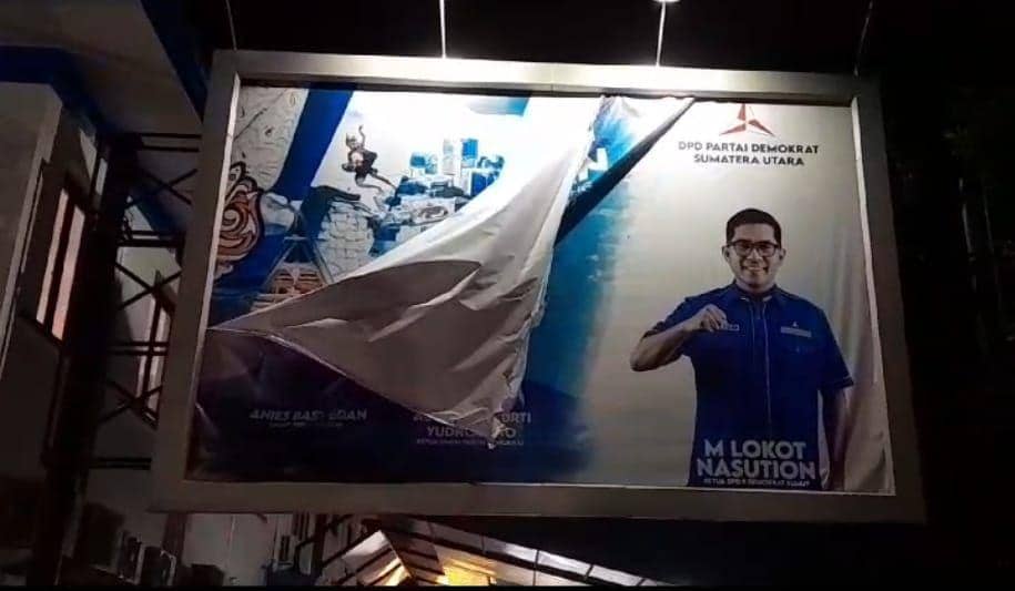 Demokrat Sumut mencopot Baliho bergambar Anies-AHY di kantor mereka, Jalan Sudirman, Kota Medan, Kamis (31/8/2023) malam. (Istimewa)