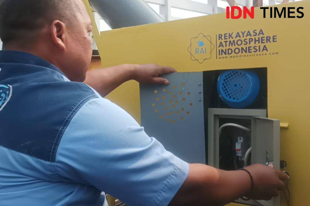 Pengoperasian water mist generator di atap gedung balai kota DKI Jakarta l, Jumat (1/9/2023). (IDN Times/Dini Suciatiningrum)