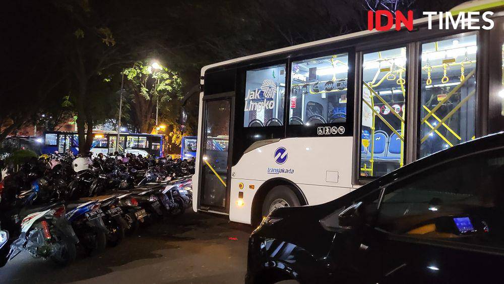 Kepadatan antrean masuk ke Taman Mini Indonesia Indah. (IDN Times/Ridwan Aji Pitoko)