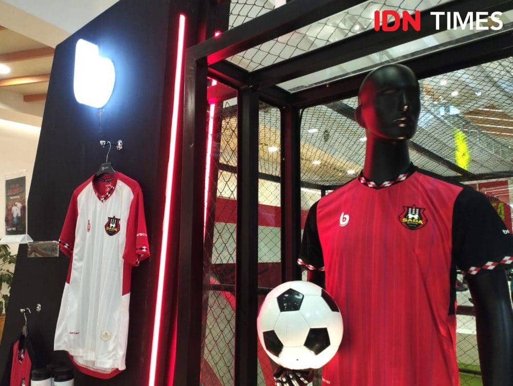 Jersey Sada Sumut FC yang dipajang di Centre Point Mal Medan, Jumat (1/9/2023) (IDN Times/Doni Hermawan)