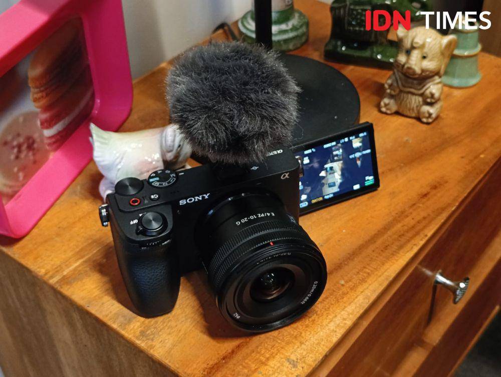 Kamera APS-C α6700 dan shotgun microphone ECM-M1 (IDN Times/Fatkhur Rozi)