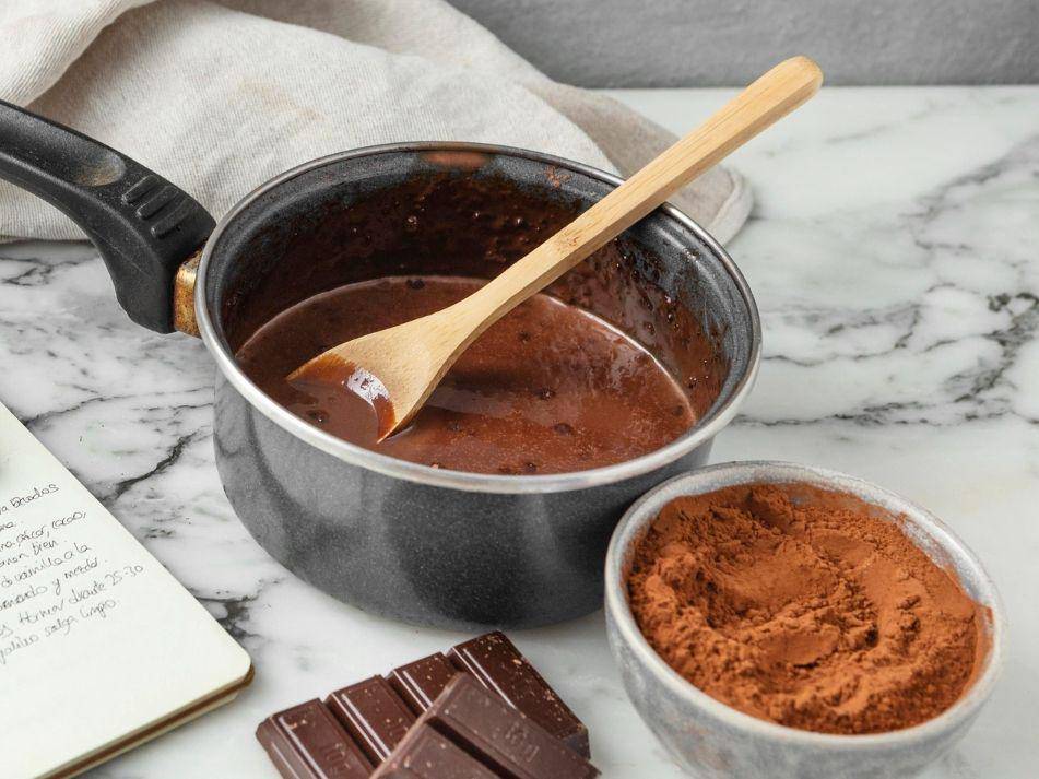 ilustrasi memasak cokelat bubuk dengan minyak (freepik.com/Freepik)