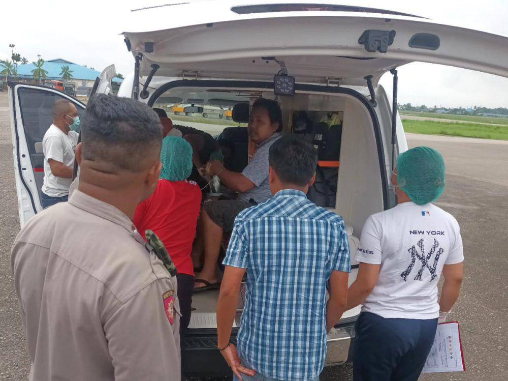 Korban diangkut menggunakan mobil ambulans menuju RS Mitra Masyarakat, SP 5, Timika, Papua Tengah. (IDN Times/Istimewa)