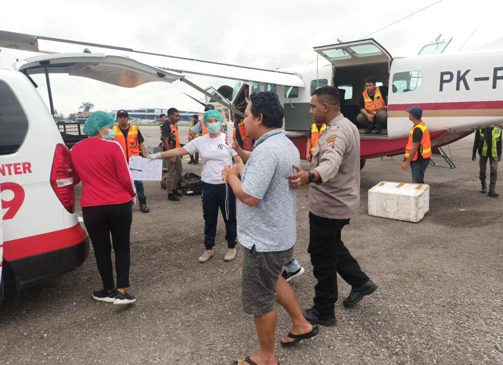 Korban penembakan di Ilaga, Kabupaten Puncak dievakuasi ke Timika, Papua Tengah, Sabtu (2/9/2023). (IDN Times/Istimewa)