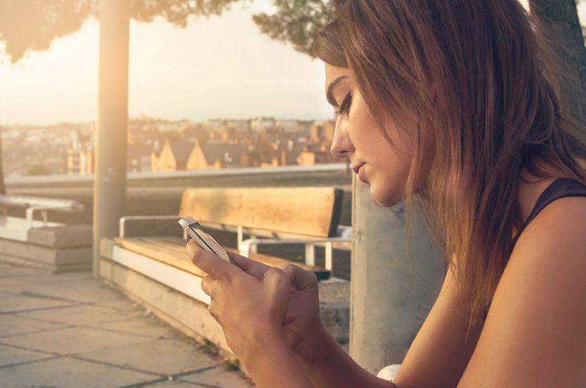 ilustrasi orang yang sedang menggunakan social media di smartphone (pixabay.com/Pexels)