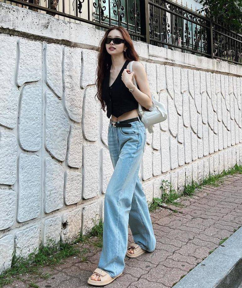 Freezia (instagram.com/dear.zia)