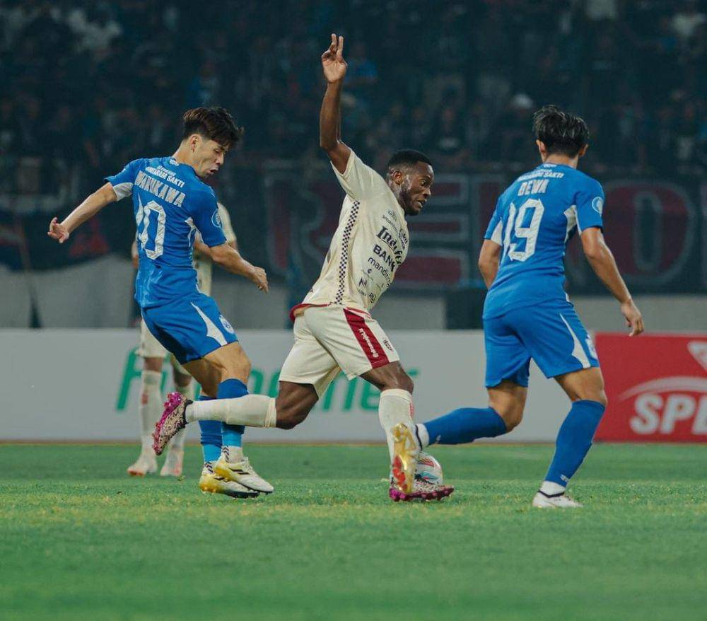 Pemain Bali United (tengah) saat bermain pada lanjutan Liga 1 2023/2024.