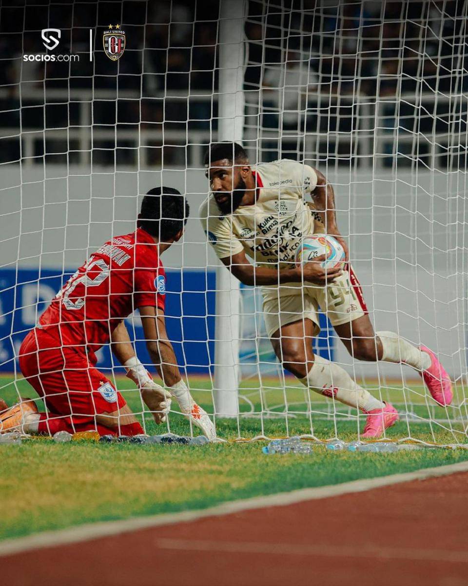 Jefferson Assis setelah mencetak gol. (Instagram.com/baliunitedfc)