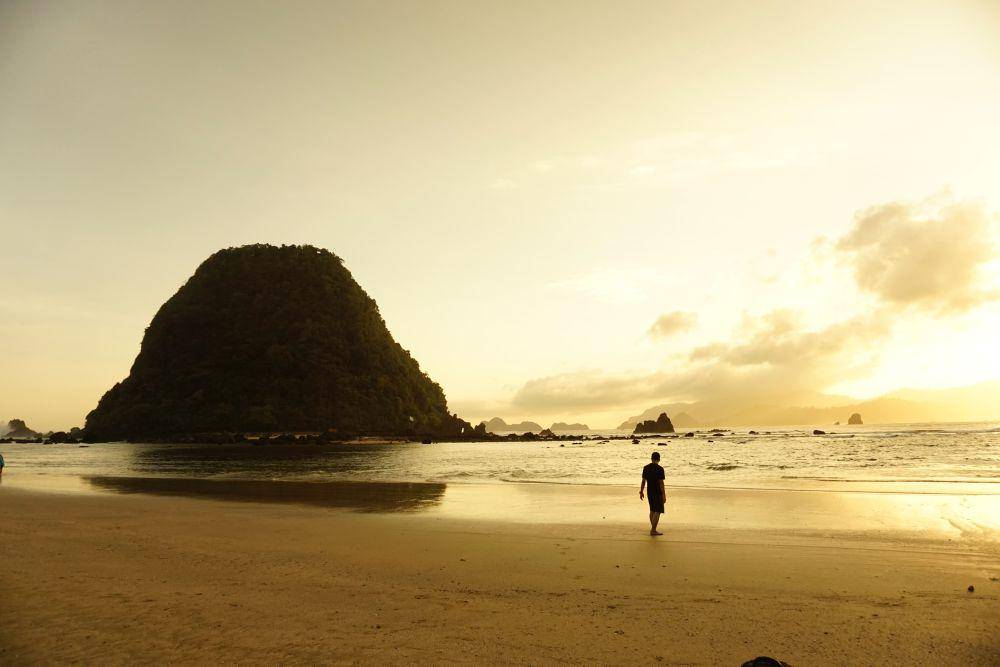 Pantai Pulau Merah di Banyuwangi. (unplash.com/friesar)