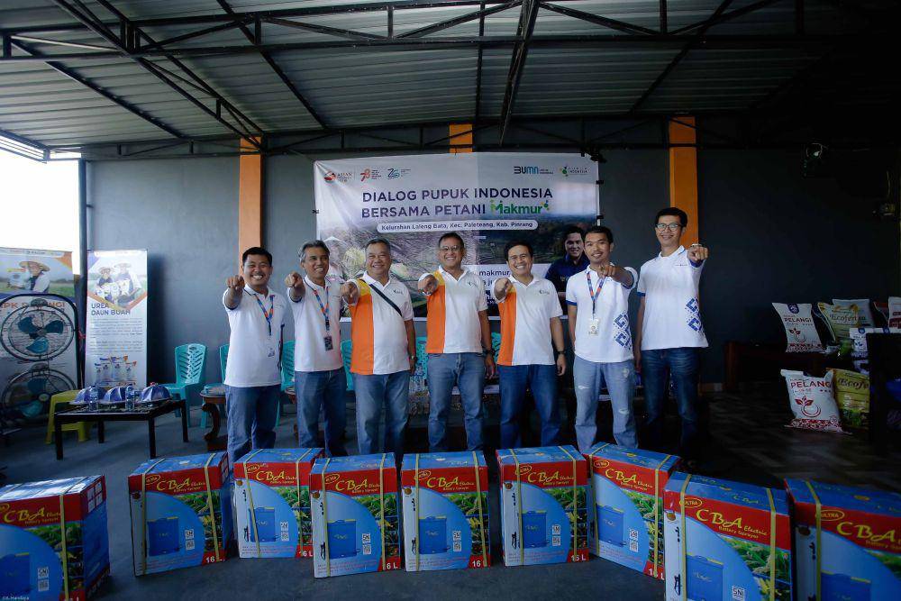 Direktur Utama Pupuk Indonesia Rahmad Pribadi (tengah) berdialog dengan sejumlah petani penerima pupuk bersubsidi dalam kunjungannya ke Sulsel, Jumat (1/9/2023). (Dok. Istimewa)