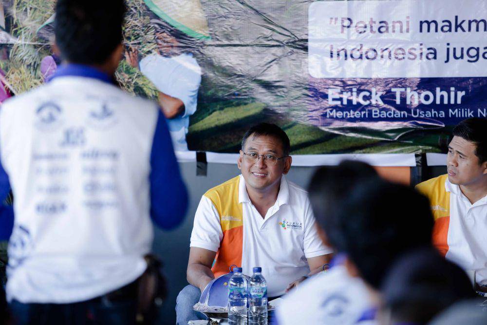 Direktur Utama Pupuk Indonesia Rahmad Pribadi berdialog dengan sejumlah petani penerima pupuk bersubsidi dalam kunjungannya ke Sulsel, Jumat (1/9/2023). (Dok. Istimewa)