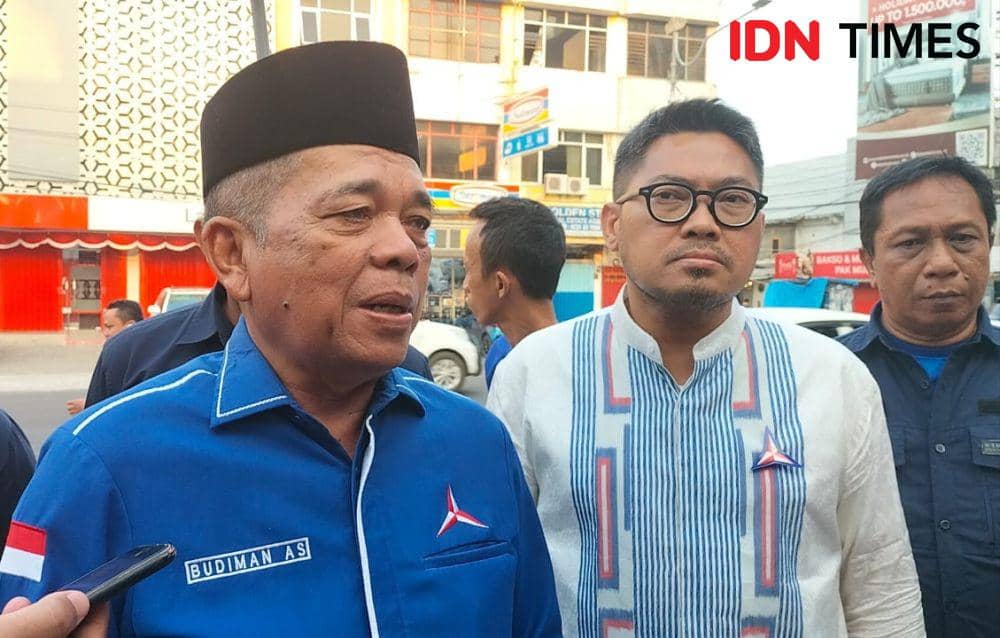 Ketua DPC Partai Demokrat Kota Bandar Lampung, Budiman AS saat dimintai keterangan usai mencopot banner Anies Baswedan di Jalan Kartini, Sabtu (2/9/2023). (IDN Times/Tama Yudha Wiguna).