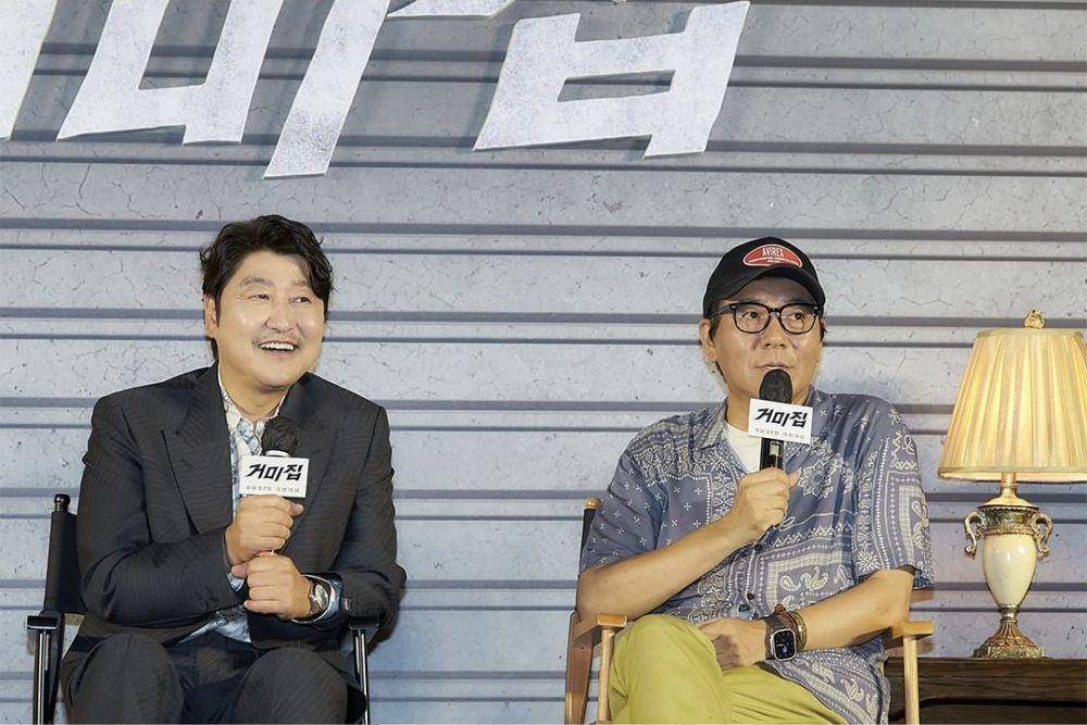 Song Kang Ho dan sutradara Kim Jee Woon di konferensi pers film Cobweb (instagram.com/barunsonena.contents)