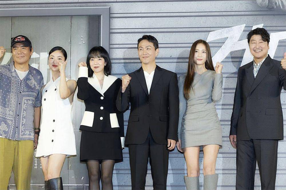 sutradara Kim Jee Woon, Jeon Yeo Been, Lim Soo Jung, Oh Jung Se, Krystal, dan Song Kang Ho di konferensi pers film Cobweb (instagram.com/barunsonena.contents)