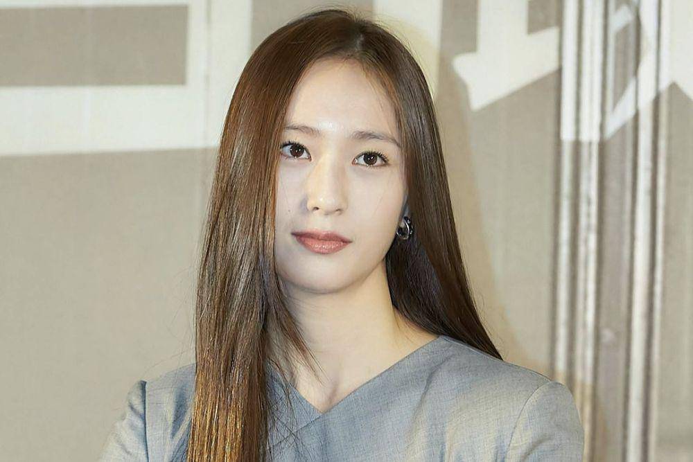 Krystal di konferensi pers film Cobweb (instagram.com/barunsonena.contents)
