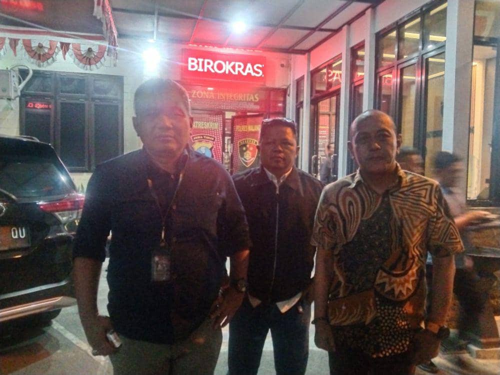 Ketua TATAK, Imam Hidayat dan Ketua Tim Hukum Aremania Menggugat, Djoko Tritjahjana. (IDN Times Rizal Adhi Pratama)