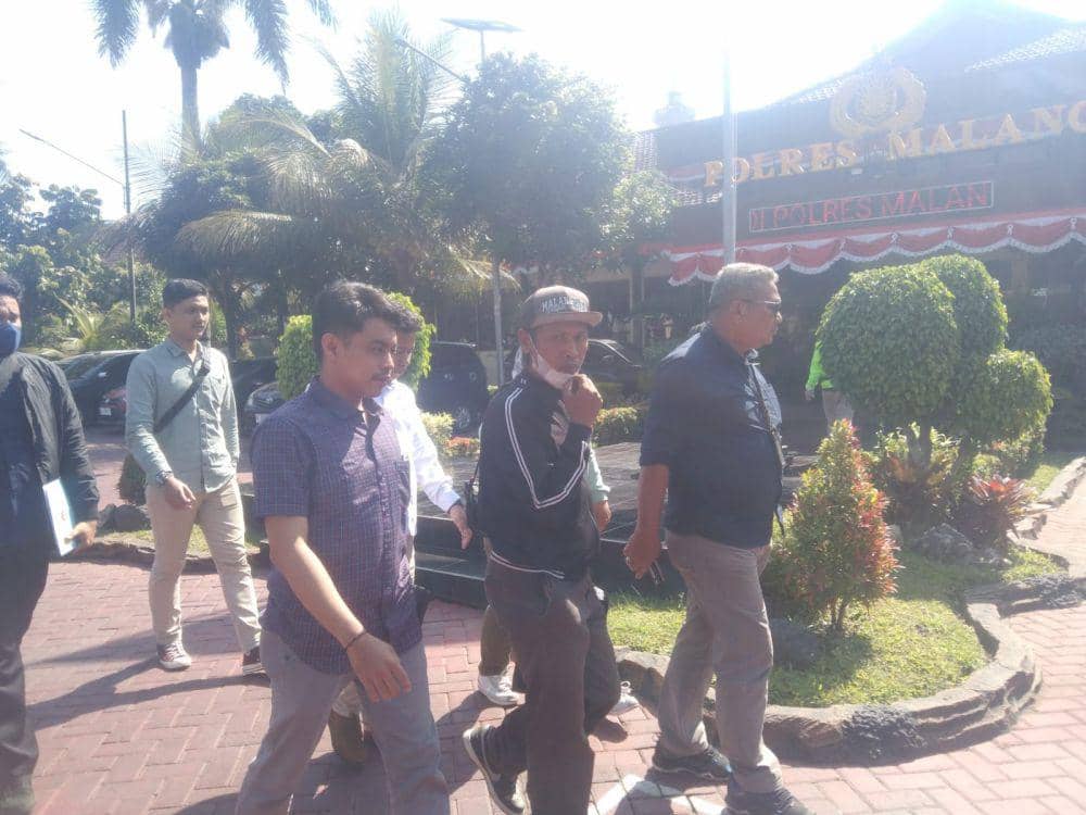 Devi Athok dan keluarga korban Tragedi Kanjuruhan didampingi TATAK saat akan mengikuti gelar perkara LP Model B. (IDN Times/Rizal Adhi prat)