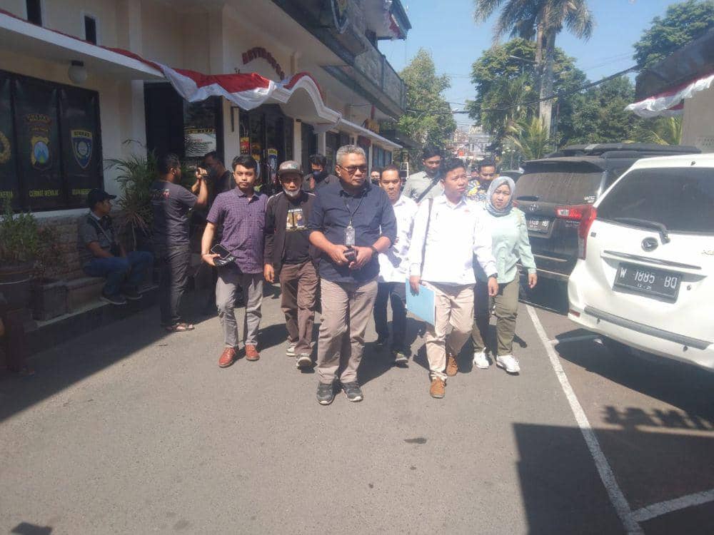Devi Athok dan keluarga korban Tragedi Kanjuruhan didampingi TATAK untuk mengikuti gelar perkara LP Model B. (IDN Times/Rizal Adhi Pratama)