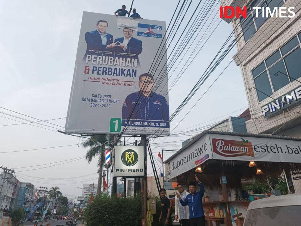 DPC Partai Demokrat Kota Bandar Lampung sisir dan copot baliho berwajah Anies Baswedan, Sabtu (2/9/2023). (IDN Times/Tama Yudha Wiguna).